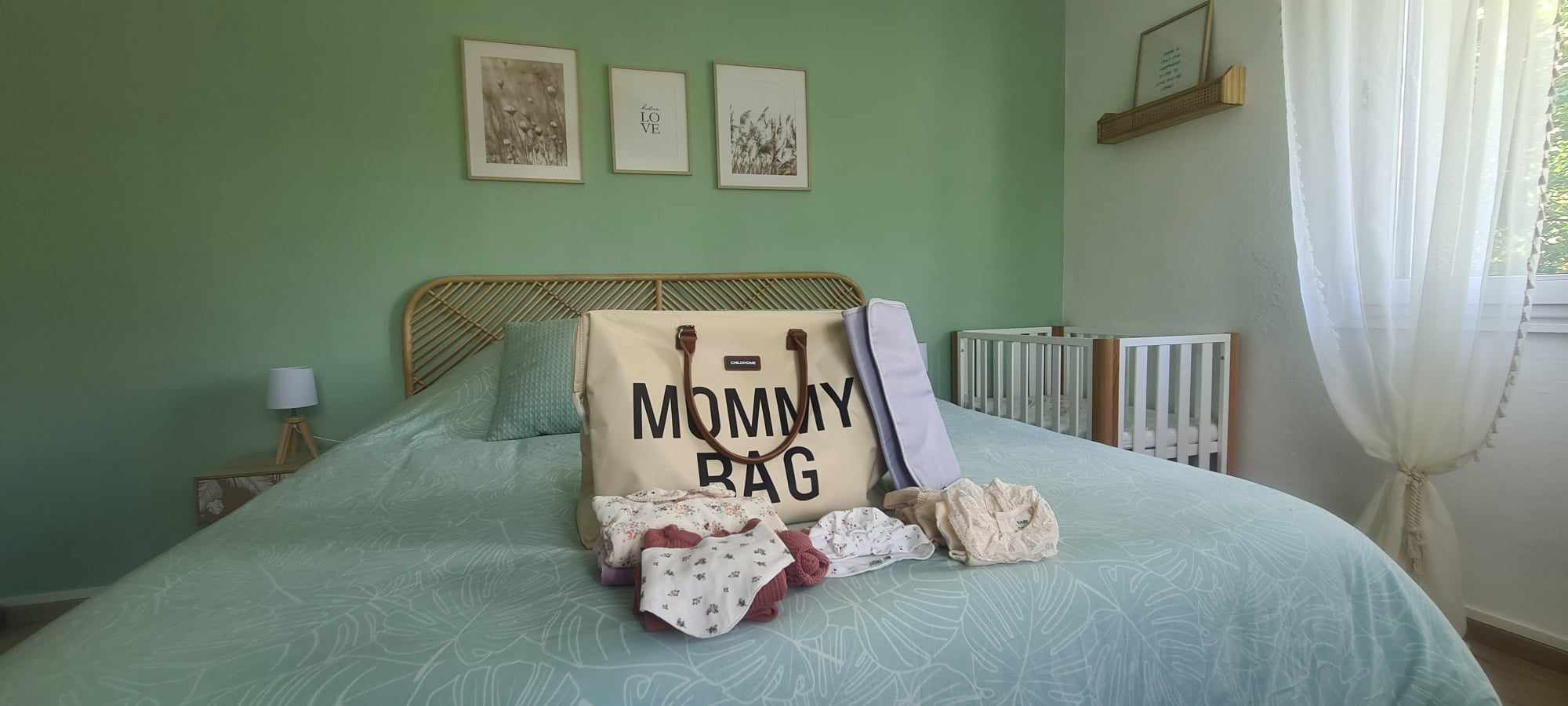 Ce sac Mommy Bag de la marque Childhome est de couleur écru.