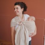 Le sling bébé est un accessoire de portage.