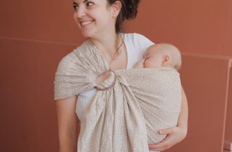 Le sling bébé est un accessoire de portage.