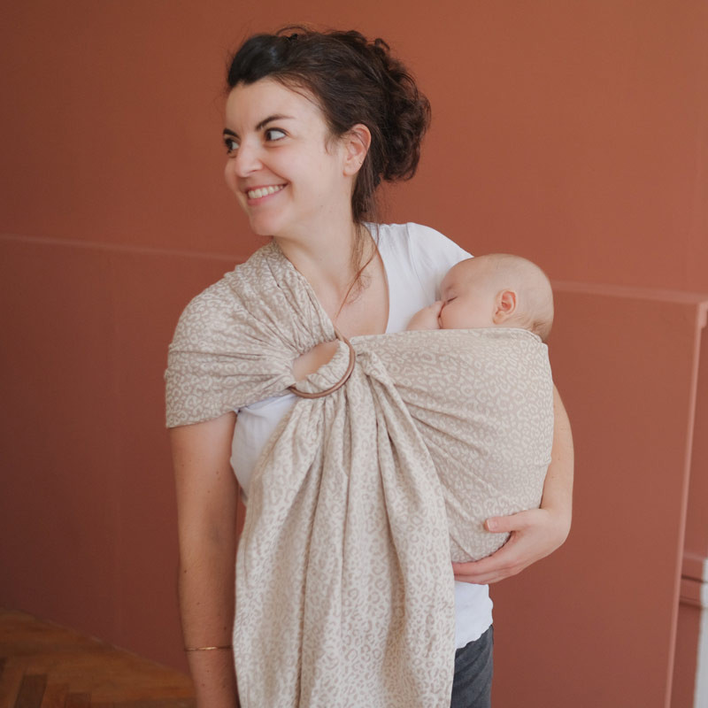 Sling bébé : quels sont les avantages de ce moyen de portage ?