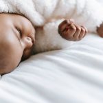 Ce bébé dort à poings fermés.