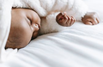 Ce bébé dort à poings fermés.