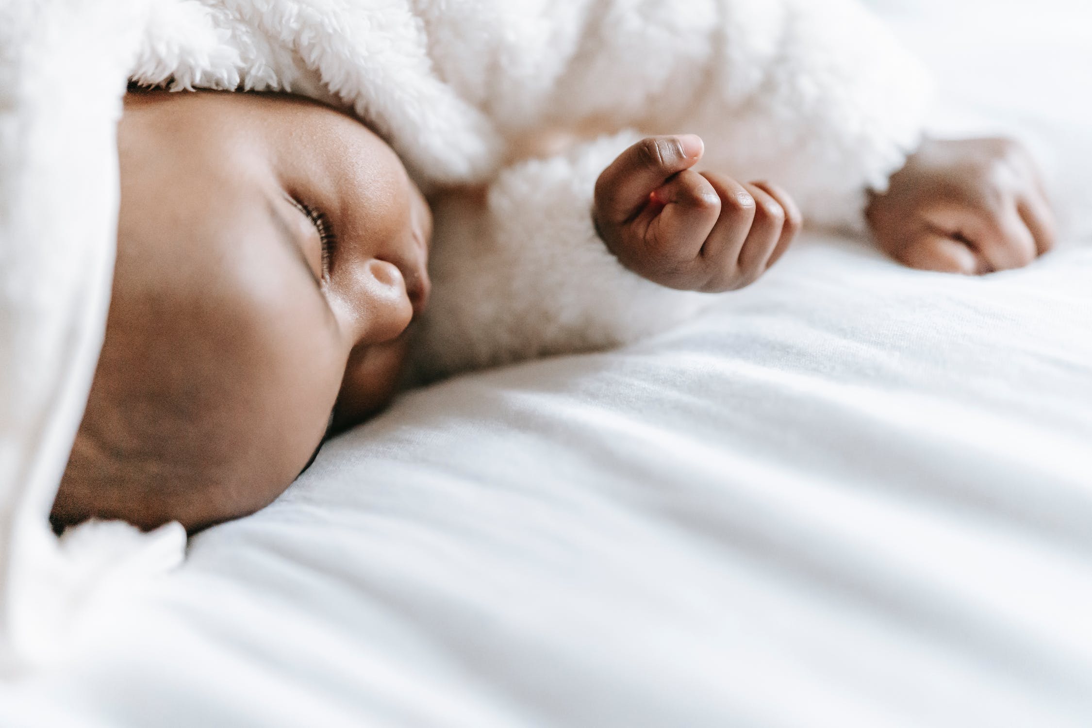 Ce bébé dort à poings fermés.