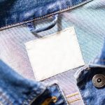 Cette étiquette est à personnaliser sur cette veste en jean.