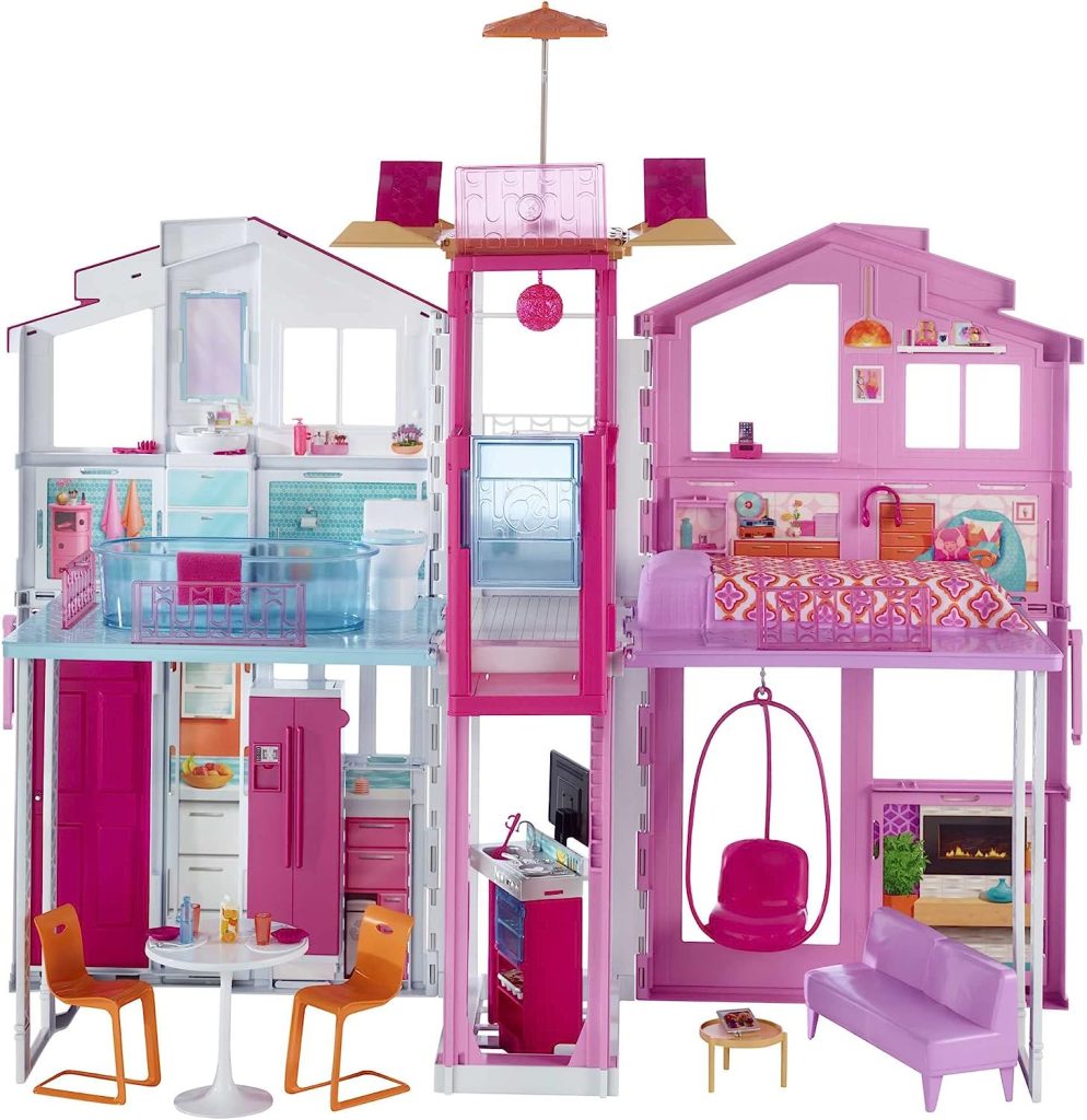 Cette maison de Barbie de luxe a divers espaces de jeu.