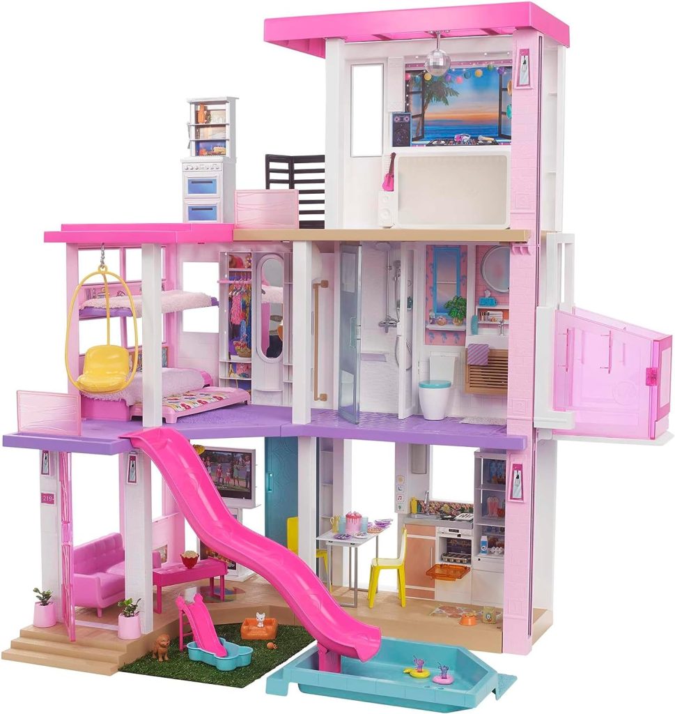 La maison de Barbie Dreamhouse possède un toboggan rose.