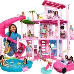 Cette maison de Barbie Dreamhouse possède un toboggan rose.