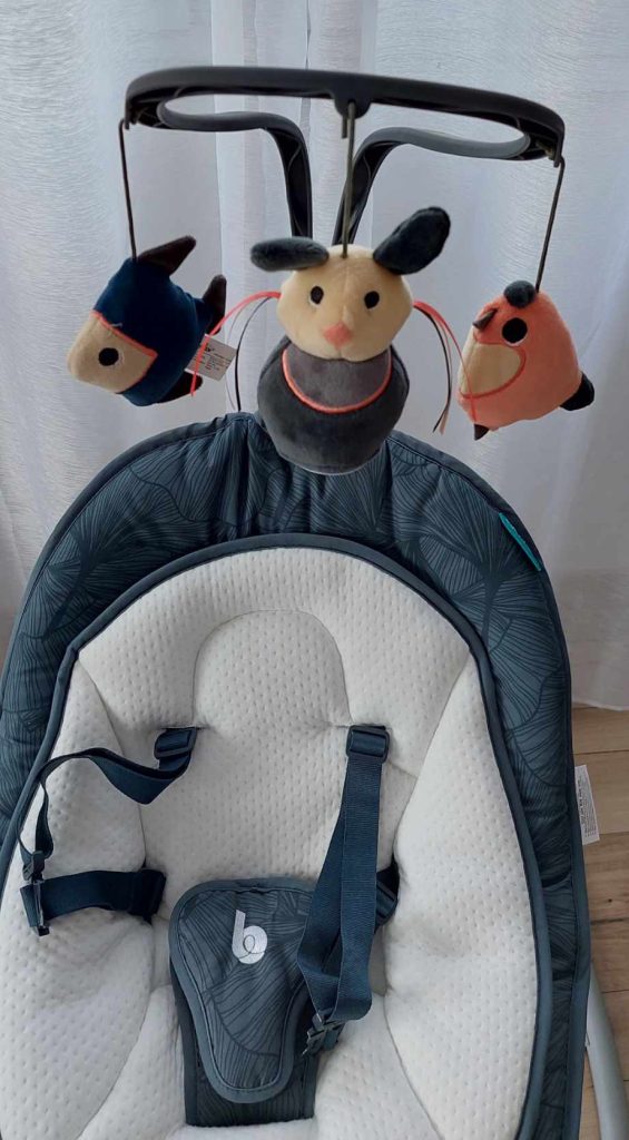 L'arche d'éveil de la balancelle Babymoov Swoon Motion comporte 3 peluches suspendues.