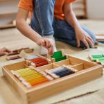 Les jouets en bois sont idéals pour les enfants.