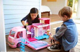 Ce camping car Barbie a une piscine et un toboggan.