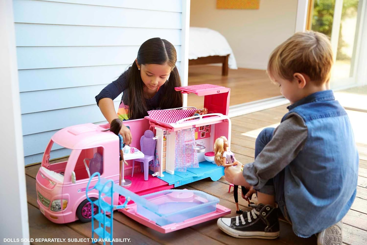 Ce camping car Barbie a une piscine et un toboggan.