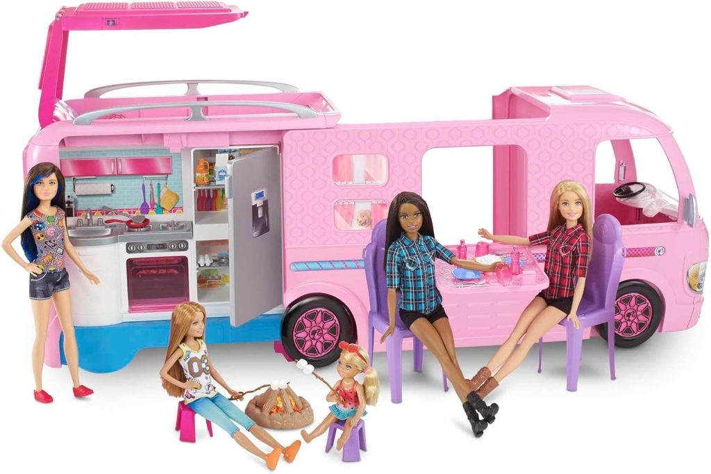 Ce camping car Barbie est rose.