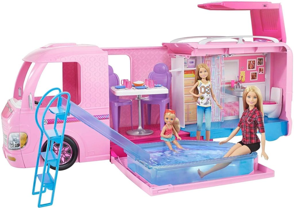 Ce camping car Barbie transformable a une piscine.