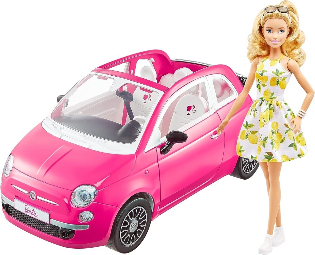 Cette voiture Barbie représente une Fiat 500.