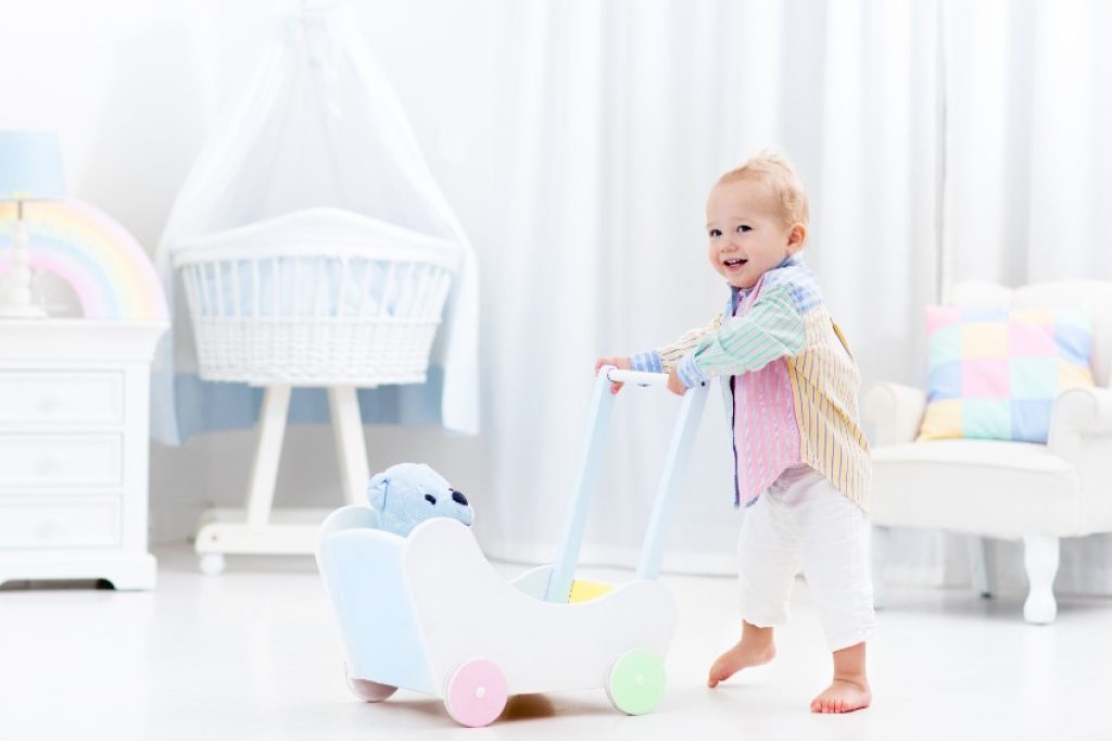 Le trotteur pousseur pour bébé l'aide à apprendre à marcher.