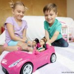 Cette voiture Barbie est un jouet pour enfant.