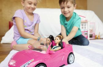 Cette voiture Barbie est un jouet pour enfant.