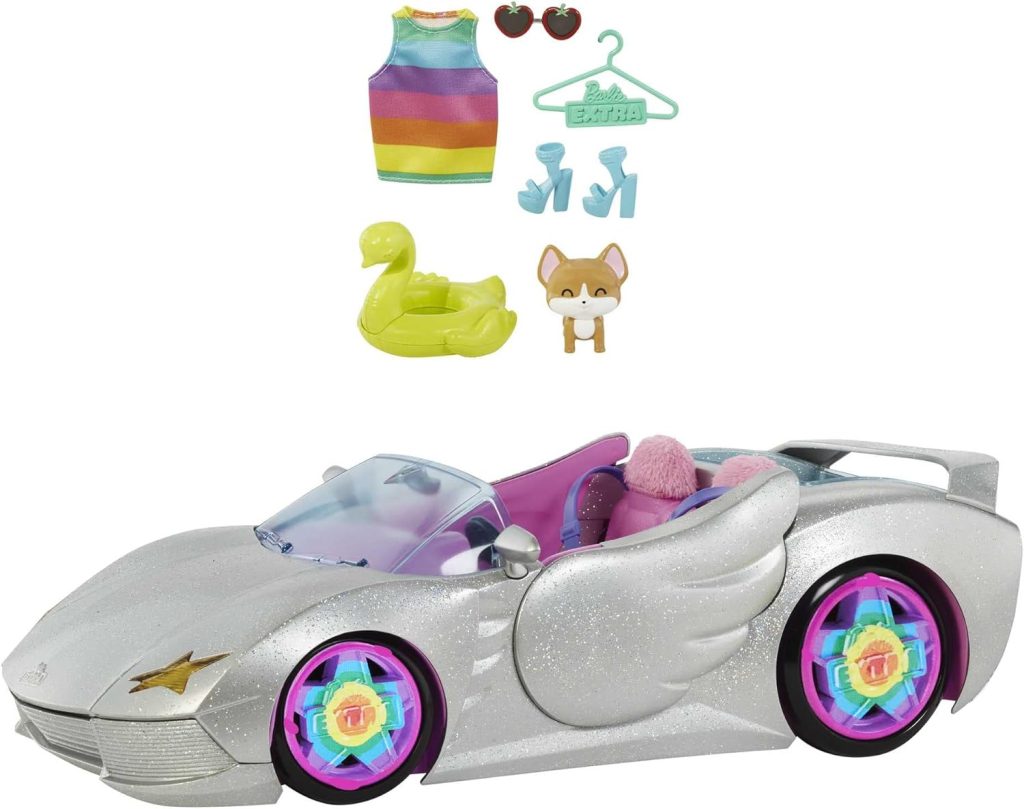 Cette voiture Barbie est un cabriolet de couleur argentée.