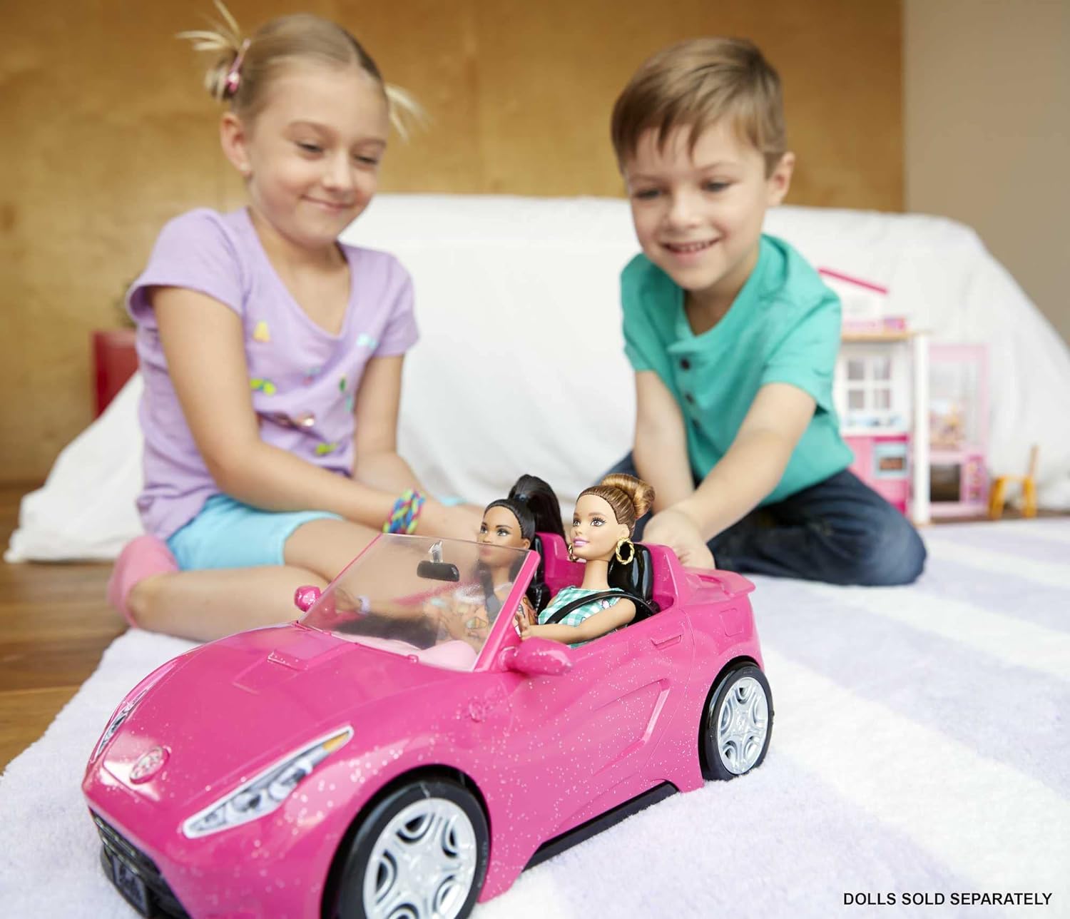 Cette voiture Barbie est un jouet pour enfant.