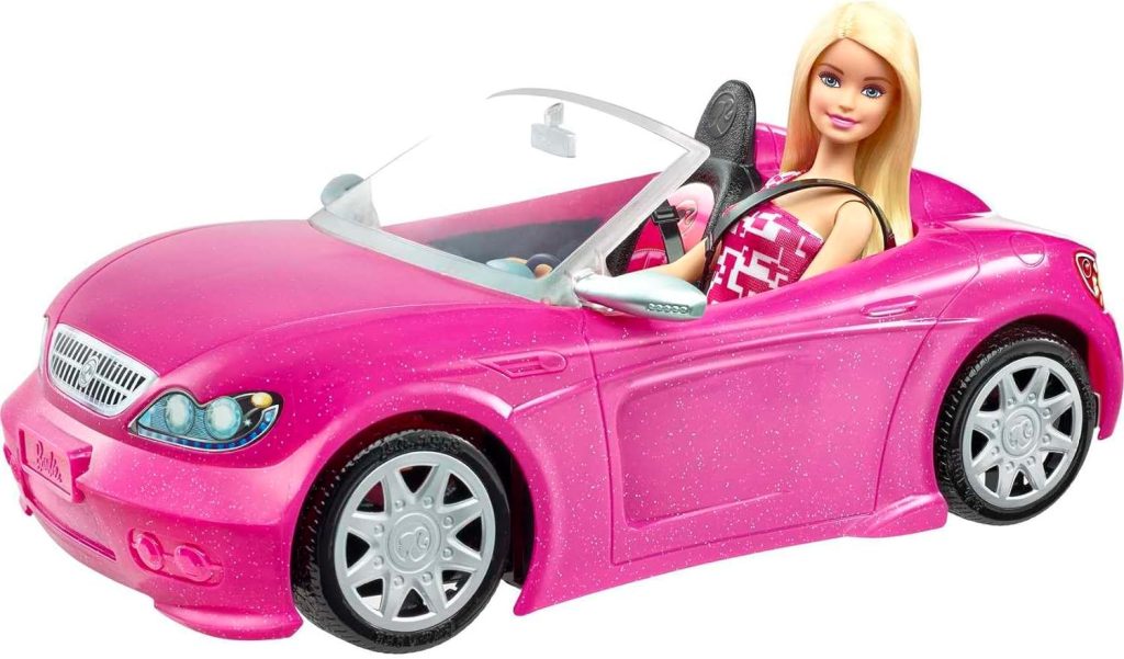 Cette voiture Barbie rose est un cabriolet décapotable.
