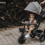 Ce tricycle évolutif Kinderkraft a un benne à l'arrière.