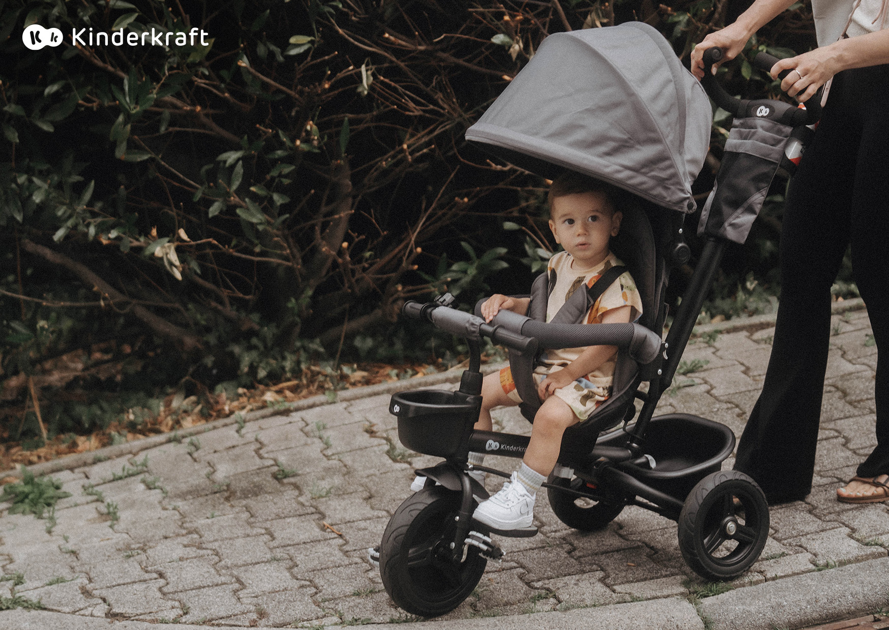 Ce tricycle évolutif Kinderkraft a un benne à l'arrière.