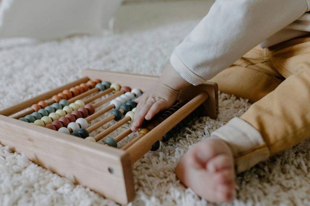 Intégration d'un tapis d'éveil bébé dans la routine de son enfant