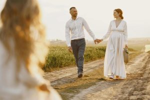 Comment choisir sa robe de mariée lorsqu&rsquo;on est enceinte ?