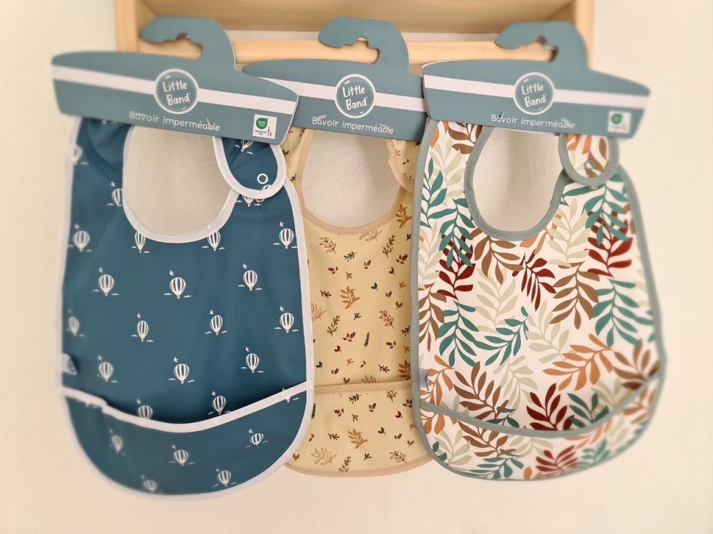 Chacun de ces bavoirs bébé Little Band est imperméable et a une poche devant.