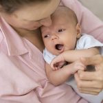 Votre bébé claque la langue, découvrez les raisons de ce comportement.