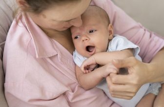 Votre bébé claque la langue, découvrez les raisons de ce comportement.