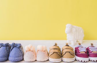 La chaussure de bébé doit être choisie à la bonne taille.