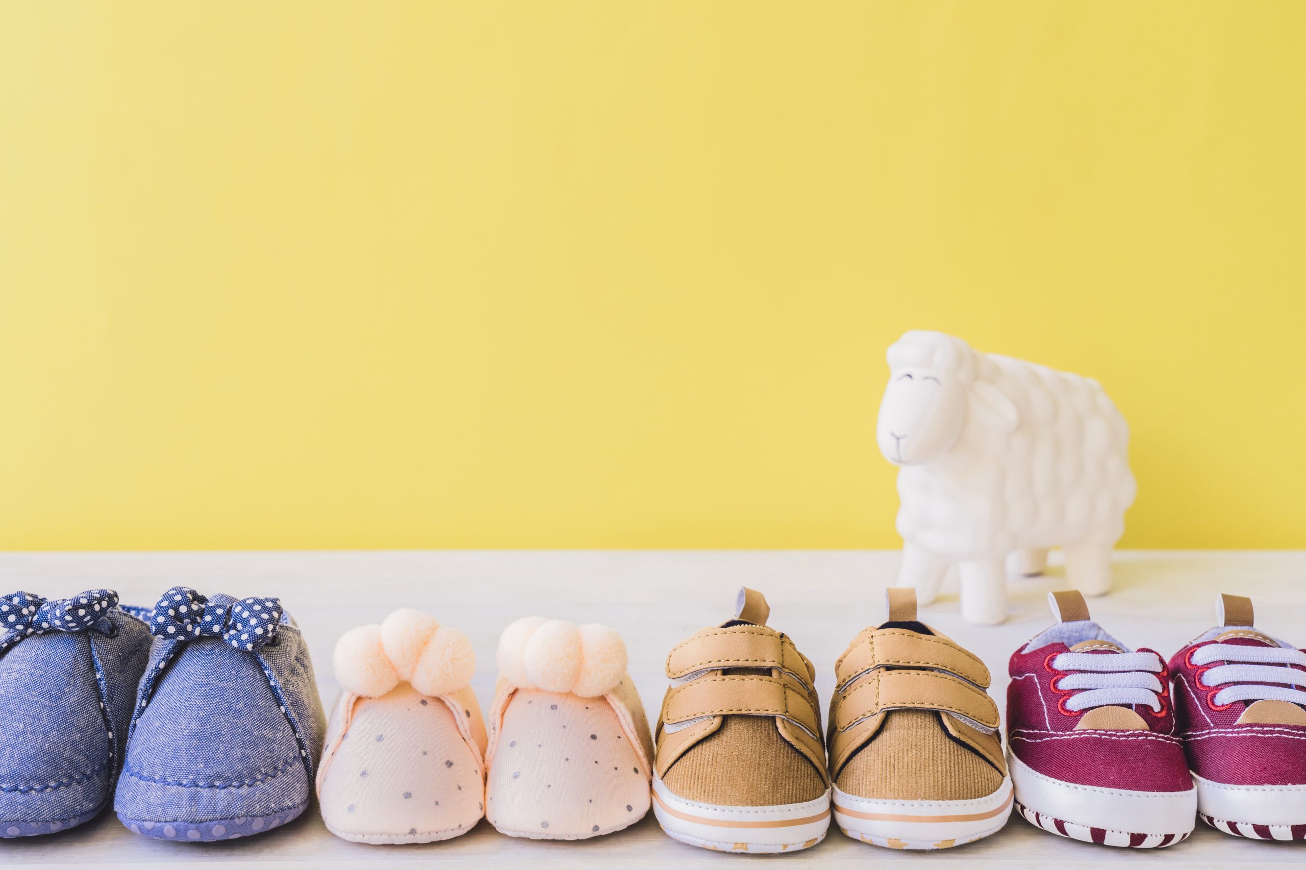 La chaussure de bébé doit être choisie à la bonne taille.