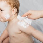 La crème bébé peut aider à apaiser la peau d'un bébé qui souffre d'eczéma ou d'irritations si elle est bien choisie.