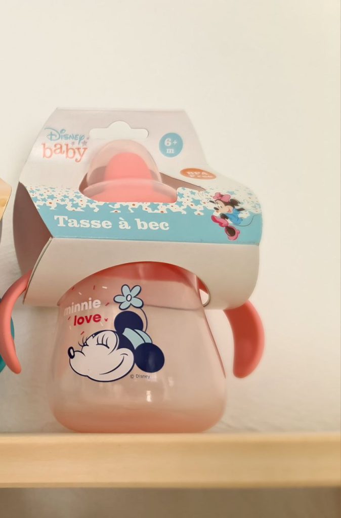 Cette tasse d'apprentissage Disney pour bébé est rose avec le motif de Minnie.