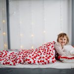 Le lit Montessori pour enfant est à même le sol.