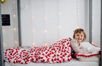 Le lit Montessori pour enfant est à même le sol.