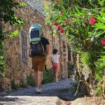 Le porte-bébé randonnée Babymoov MOOV & HIKE est gris et vert.