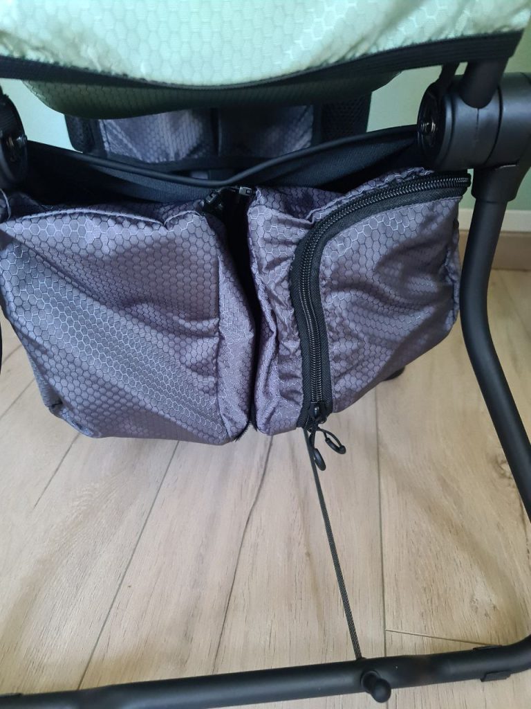 Le porte-bébé randonnée MOOV & HIKE a des rangements pratiques.