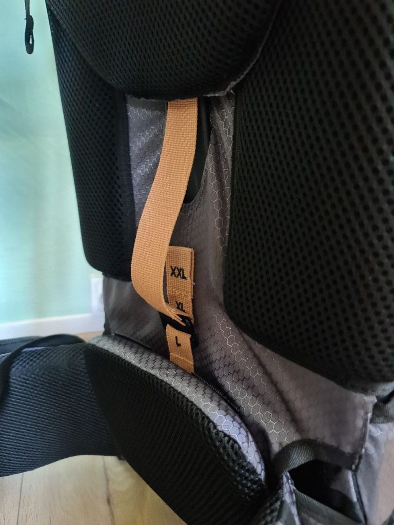 Le porte-bébé randonnée Babymoov dispose d'une assise réglable.