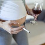 Il y a de nombreux risques de fumer enceinte pour bébé.
