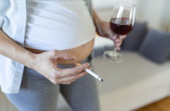 Il y a de nombreux risques de fumer enceinte pour bébé.
