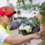 Comment les fleurs de naissances permettent-elles de féliciter les jeunes parents ?