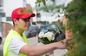 Comment les fleurs de naissances permettent-elles de féliciter les jeunes parents ?