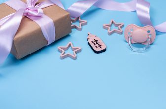 Trouver un cadeau de naissance utile et qui plaise aux parent n'est pas facile.