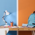 La chambre d'un enfant peut accueillir un pupitre pour lui permettre de faire ses devoirs.