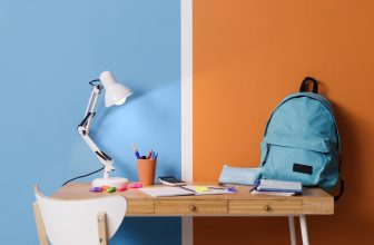 La chambre d'un enfant peut accueillir un pupitre pour lui permettre de faire ses devoirs.