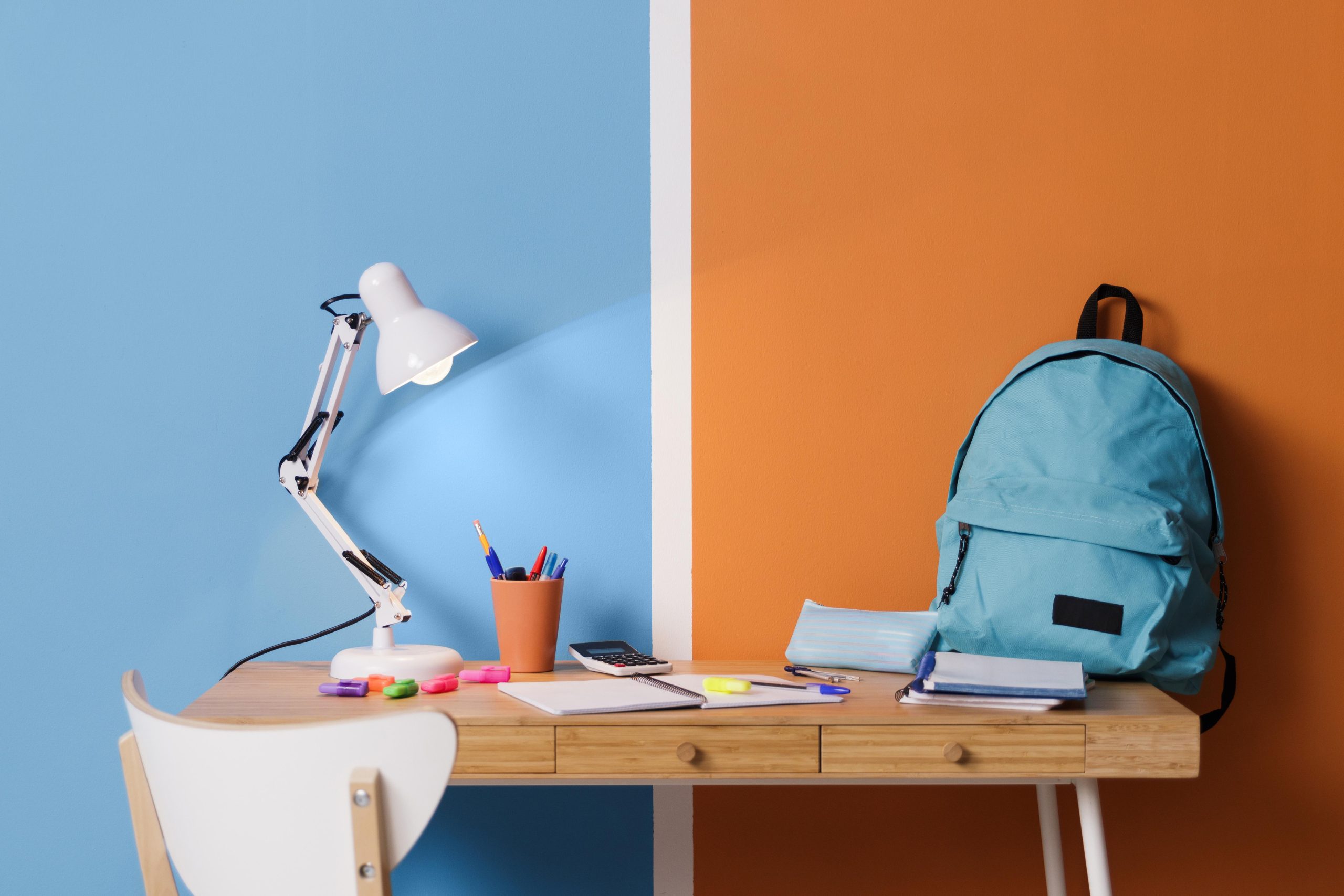 La chambre d'un enfant peut accueillir un pupitre pour lui permettre de faire ses devoirs.