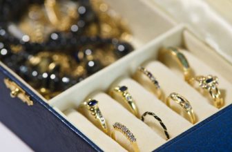 Le bijou en vermeil pour femme est un très beau cadeau pour une future maman.