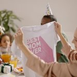 Un tee-shirt personnalisé pour la fête des mamans est un cadeau parfait à lui offrir !